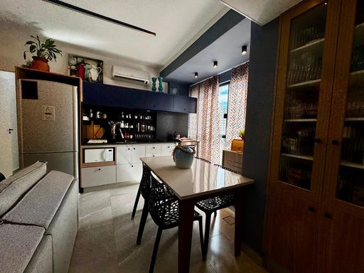 ampla sala arejada e bem iluminada, semi integrada a cozinha com acesso a área de serviço