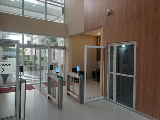 Hall de entrada com catraca eletrônica e sistema completo de segurança 24 h
