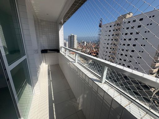 Varanda com tela de proteção, acesso a sala e a área de serviço