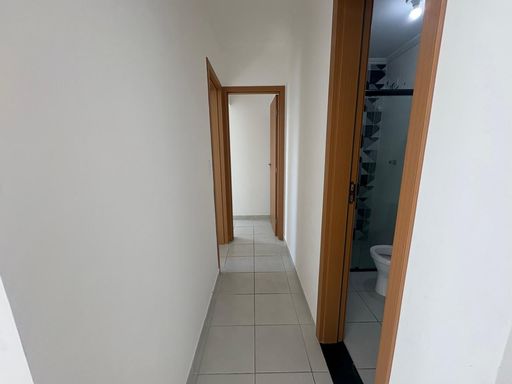 Corredor com acesso aos dormitórios e ao banheiro