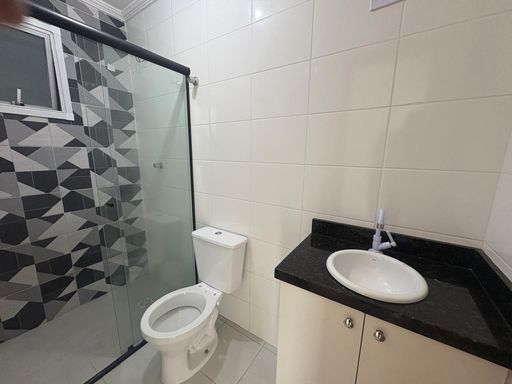 banheiro bem arejado, com planejado e box de vidro