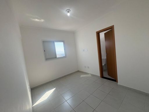 Suíte ampla, arejada e bem iluminada