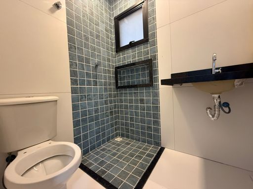 banheiro da suíte 1 arejado, com nicho e acabamento ultra moderno