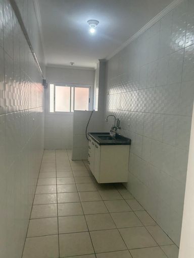 cozinha bem arejada semi integrada a área de serviço