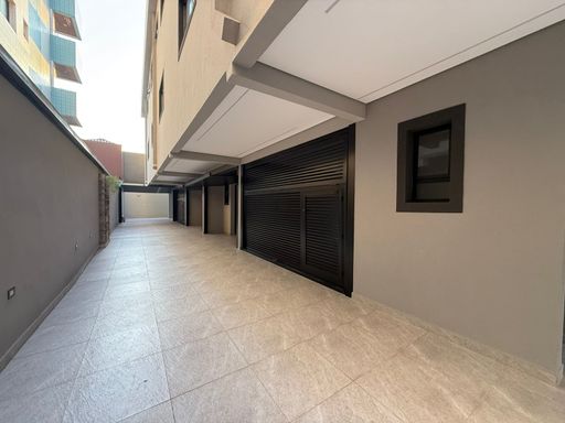 área externa da garagem com portão automático, acabamento impecável