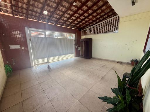 garagem coberta para 2 automóveis