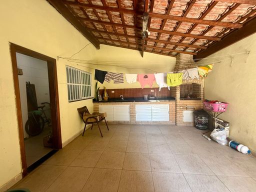 ampla varanda com churrasqueira a carvão