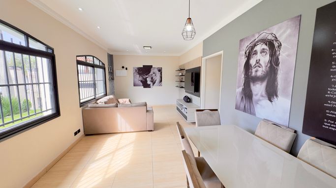 sala com 2 ambientes, com iluminação e ventilação  naturais.