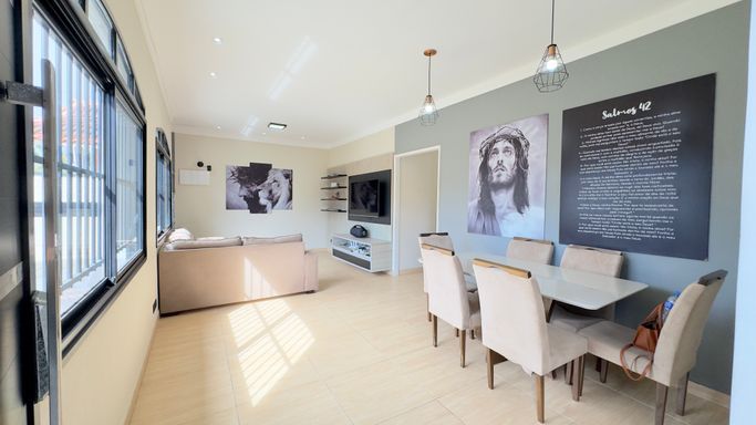 sala com 2 ambientes, com iluminação e ventilação  naturais.