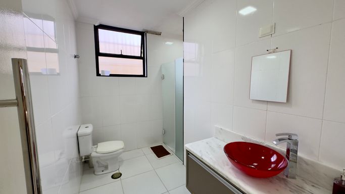banheiro social com ventilação e iluminação natural