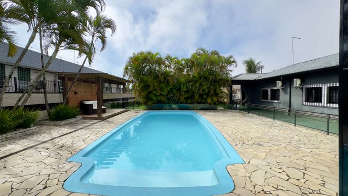 área de piscina com lounge e pergolado