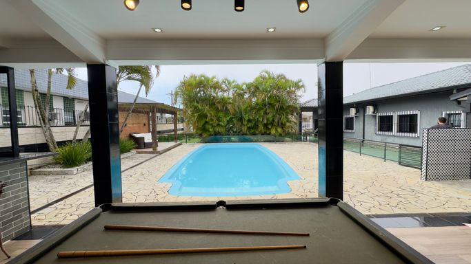 espaço gourmet, com mesa de bilhar, churrasqueira, cozinha completa, 2 banheiros externos, com vista para a piscina.