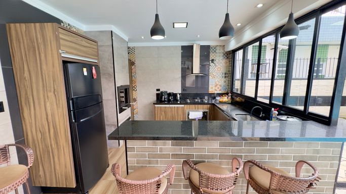 espaço gourmet, com mesa de bilhar, churrasqueira, cozinha completa, 2 banheiros externos, com vista para a piscina.