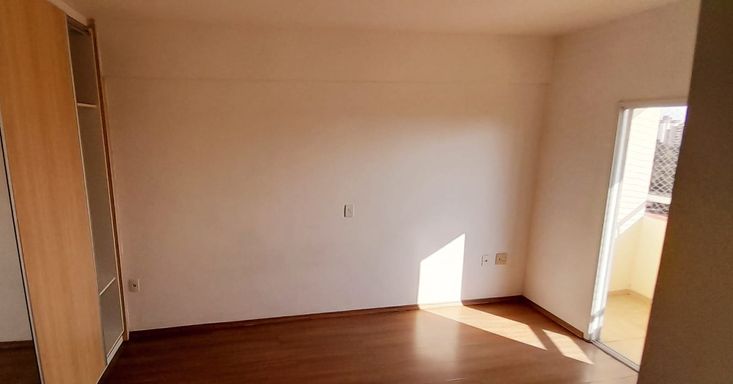 ampla suíte com varanda e armário planejado