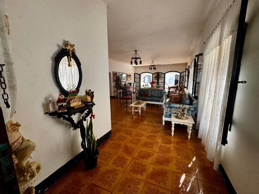 sala 3 ambientes bem arejada e com acesso a área da churrasqueira a carvão nos fundos