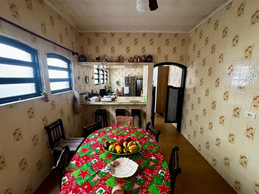 ampla sala de jantar semi integrada a cozinha