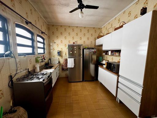 ampla cozinha com armários embutidos