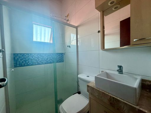 banheiro da suíte 2 com armário planejado e box de vidro