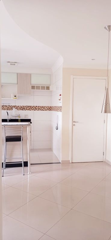 cozinha com armários planejados semi integrada a sala 2 ambientes