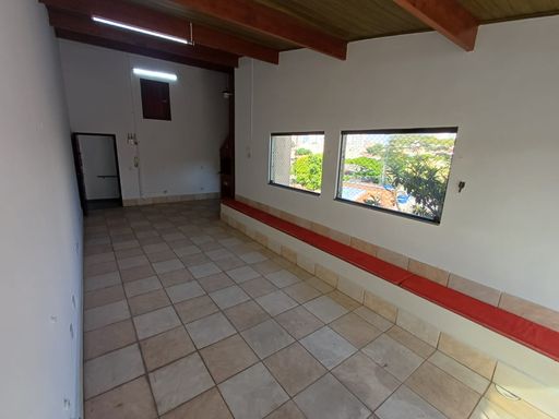 área interna na cobertura com amplo salão e janelas com tela de proteção