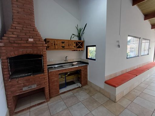 espaço gourmet com churrasqueira a carvão, bem arejado no piso superrior