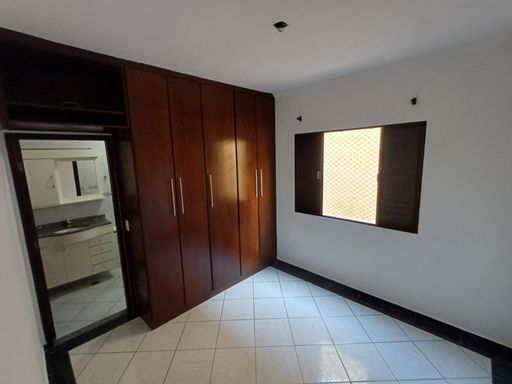 suíte com armário planejado