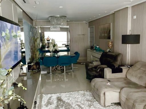 ampla sala 3 ambientes em alto requinte, ar condicionado e acesso a ampla varanda panorâmica