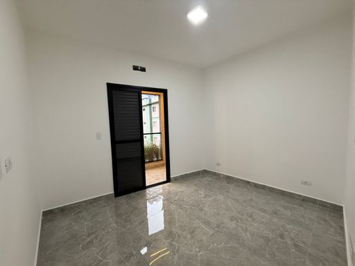 Suíte 1 com sacada e vista privilegiada de frente para rua