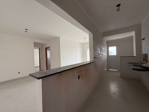 cozinha semi integrada com sala 2 ambientes, área de serviço com acesso a varanda