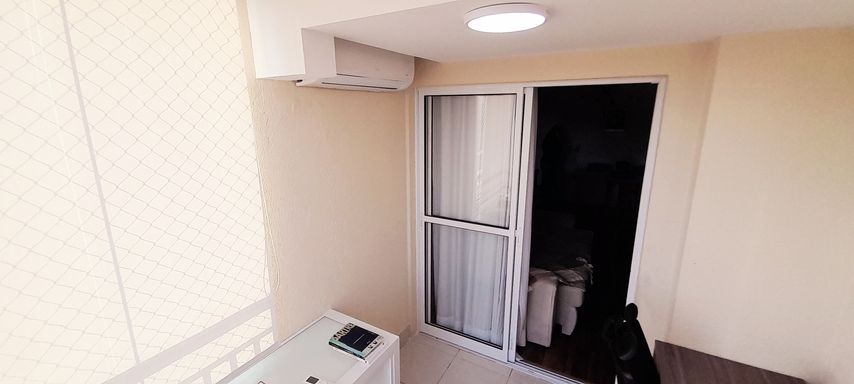 varanda envidraçada transformada em home office, com moveis planejados , cortina blackout e ar condicionadovaranda envidraçada transformada em home office, com moveis planejados , cortina blackout e ar condicionado