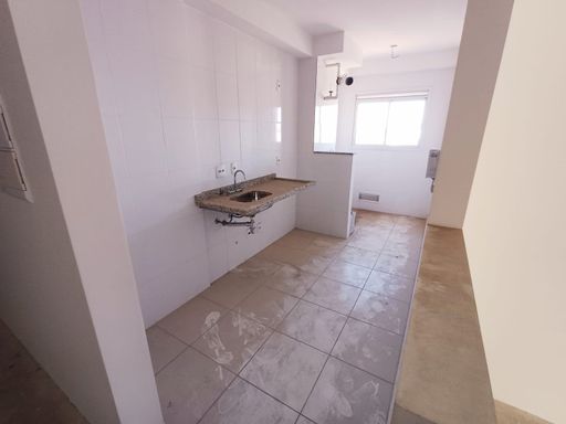 cozinha semi integrada a área de serviço bem iluminada e arejada
