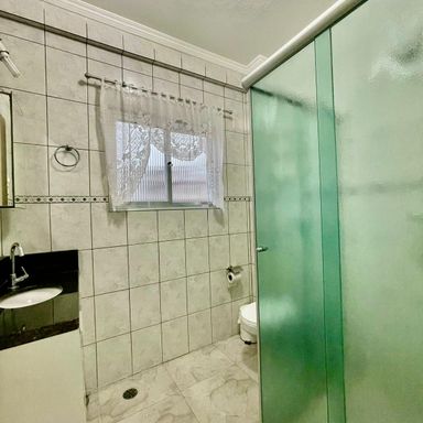 banheiro com box, bem arejado