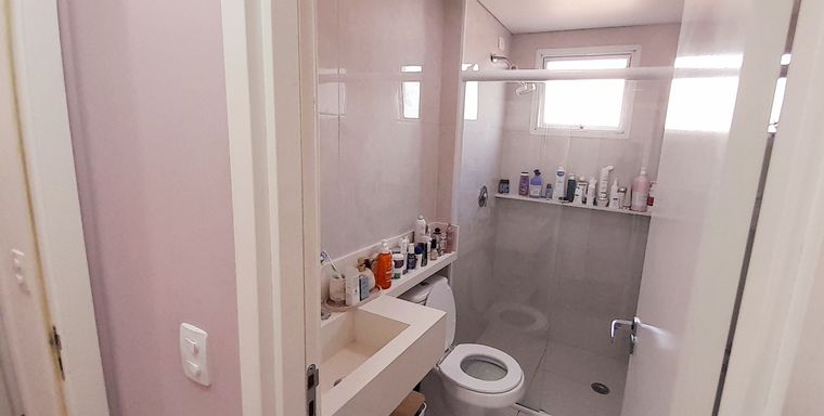 banheiro da suítel com ventilação natural e box blindex