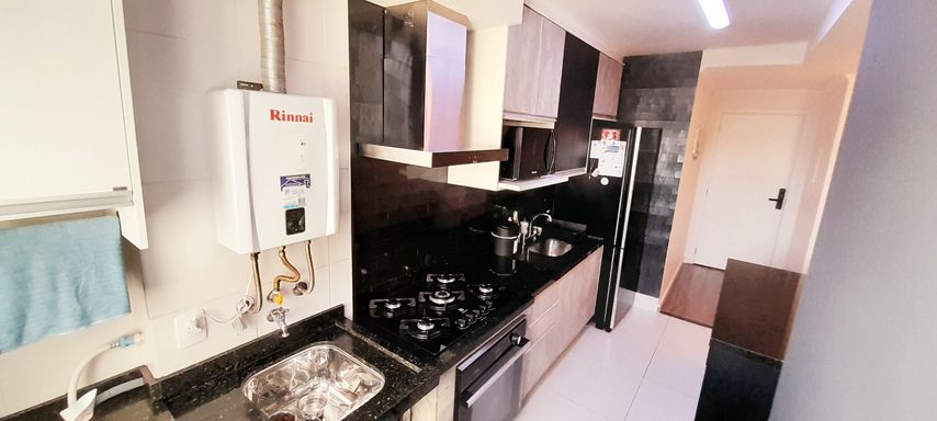 cozinha com armários planejados semi integrada a área de serviço bem arejada