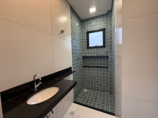 banheiro da suíte 2 arejado, com nicho e acabamento ultra moderno