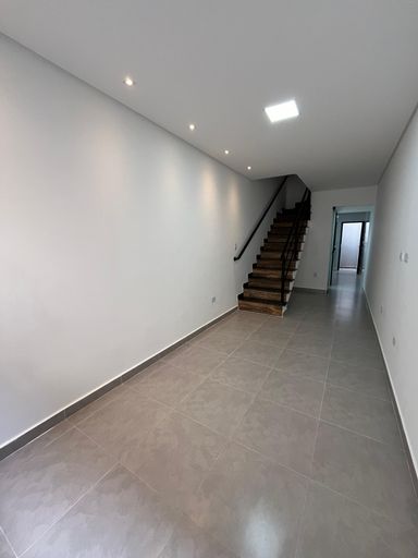sala ampla com teto rebaixado, acesso ao piso superior, a cozinha e a área de serviço