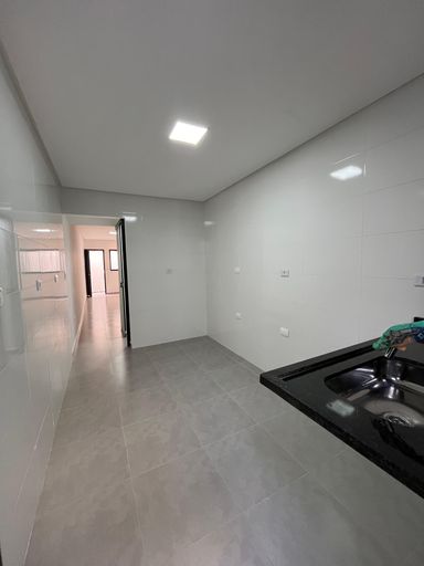 ampla cozinha com acesso a sala e a entrada principal