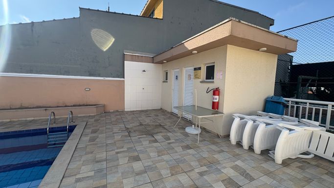 Espaço da piscina com sanitários