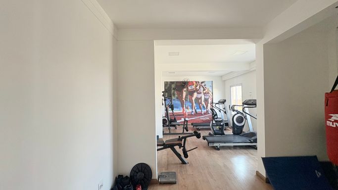 Academia bem equipada e arejada