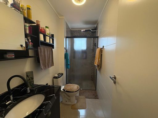 banheiro com planejado, nicho e box blindex