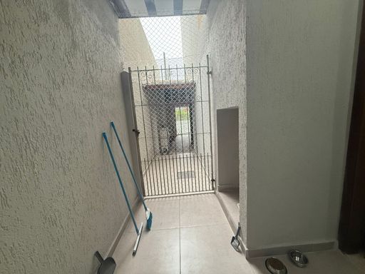 corredor com acesso a entrada principal
