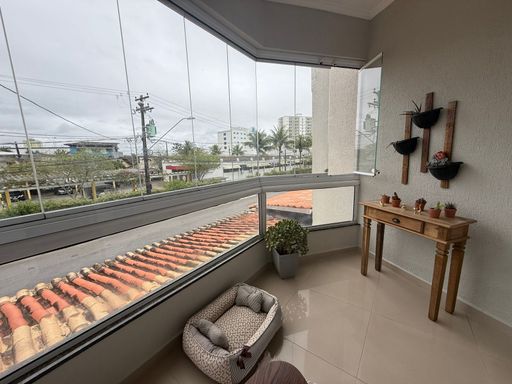 sacada envidraçada mobiliada com vista livre privilegiada