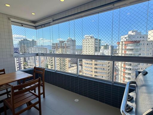 ampla varanda gourmet envidraçada com vista privilegiada, churrasqueira e cortina blackout