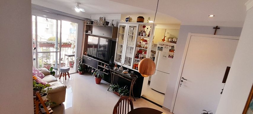 sala dois ambientes com sacada  semi integrada a cozinha