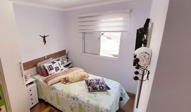 primeiro dormitório com armário planejado e ventilador de teto