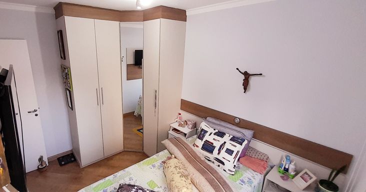 primeiro dormitório com armário planejado e ventilador de teto