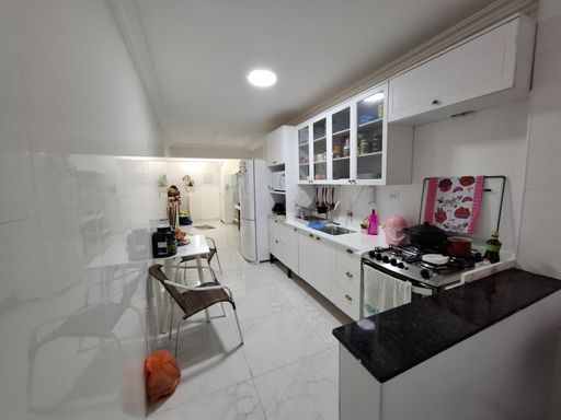 cozinha clean com armários planejados e acesso a sala 2 ambientes
