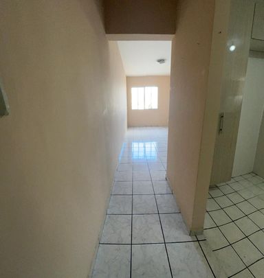 Entrada principal com acesso a cozinha e a sala 2 ambientes