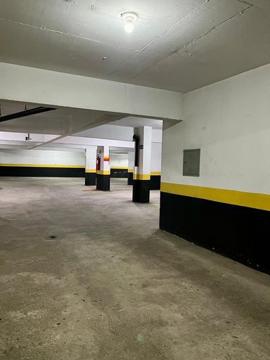 garagem coberta e demarcada