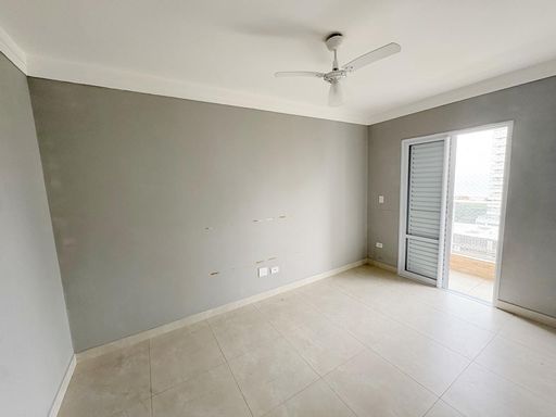 suíte 3 com acesso a varanda envidraçada e vista privilegiada para a praia e ao morro do Xixová